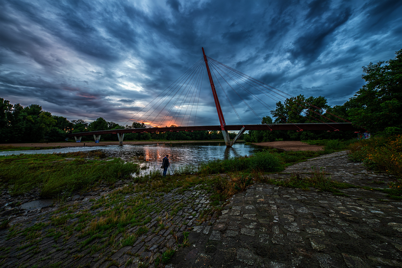 Der einsame Sonnenuntergangsbrückenfotograf...