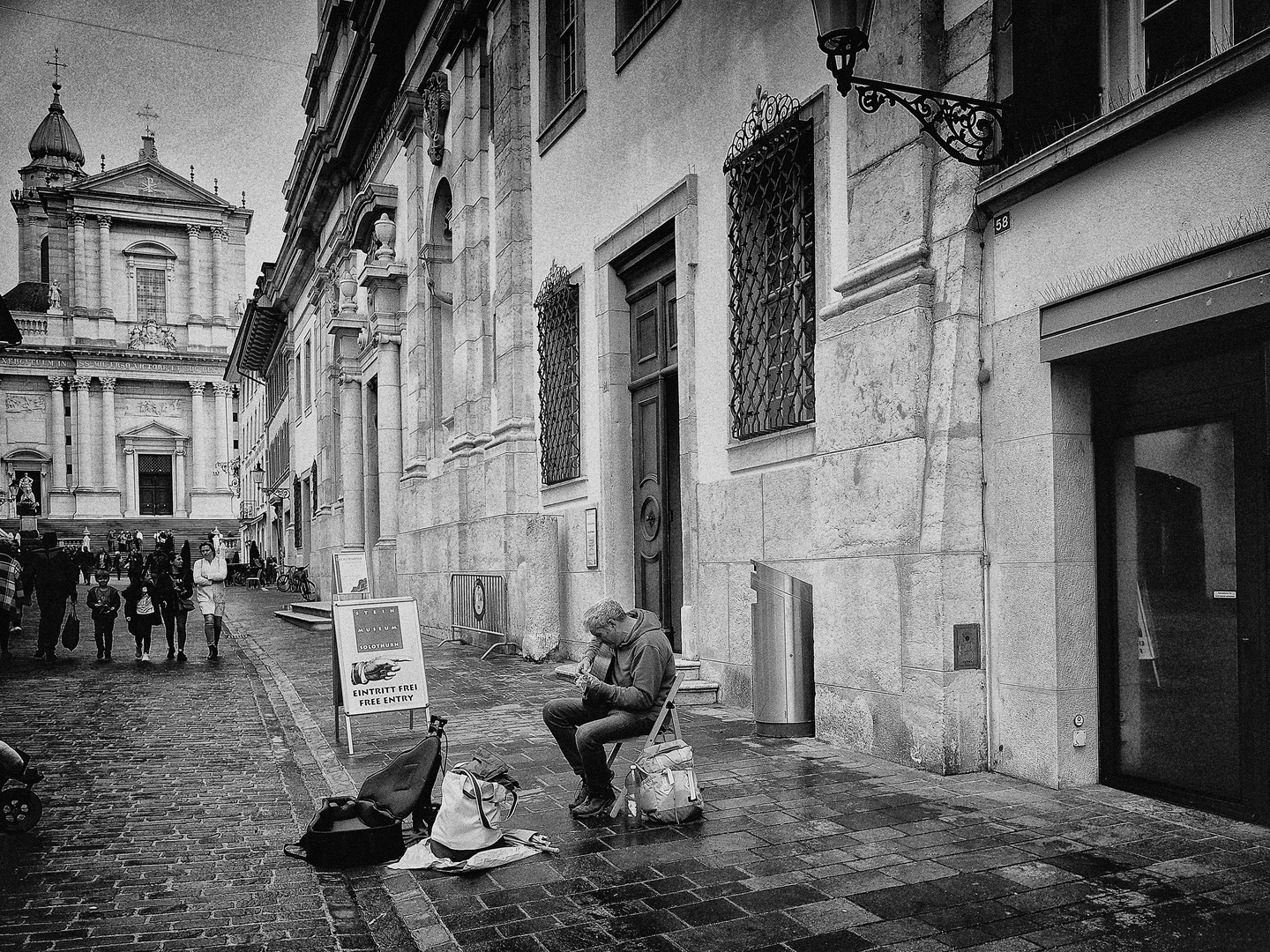 Der einsame Strassenmusiker