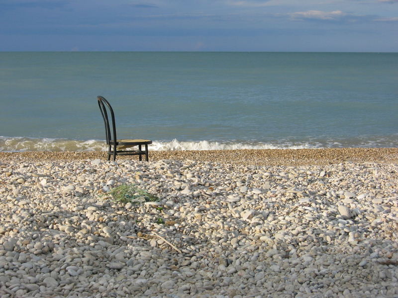 Der einsame Stuhl am Strand