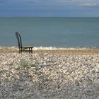 Der einsame Stuhl am Strand