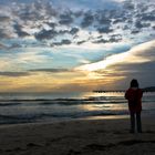 Der einsame Wanderer am Strand in Betrachtung des....