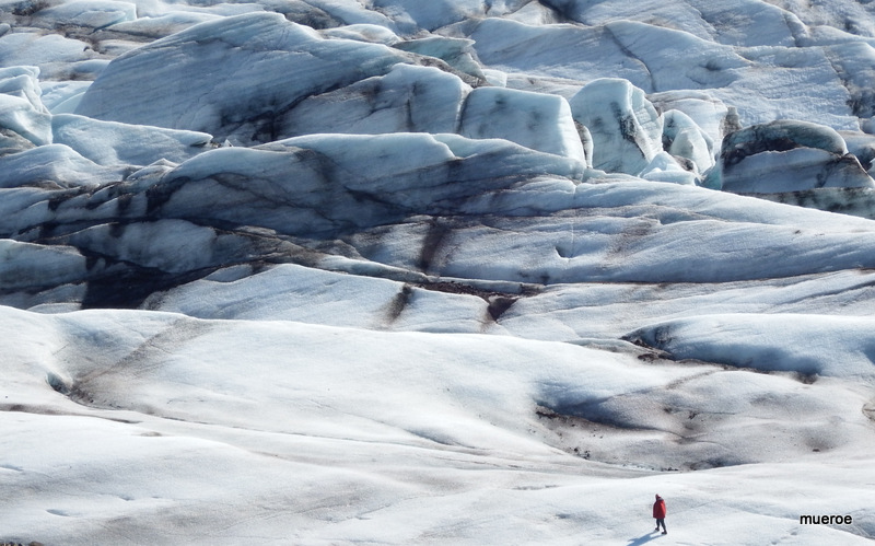 Der einsame Wanderer auf dem Vulkangletscher