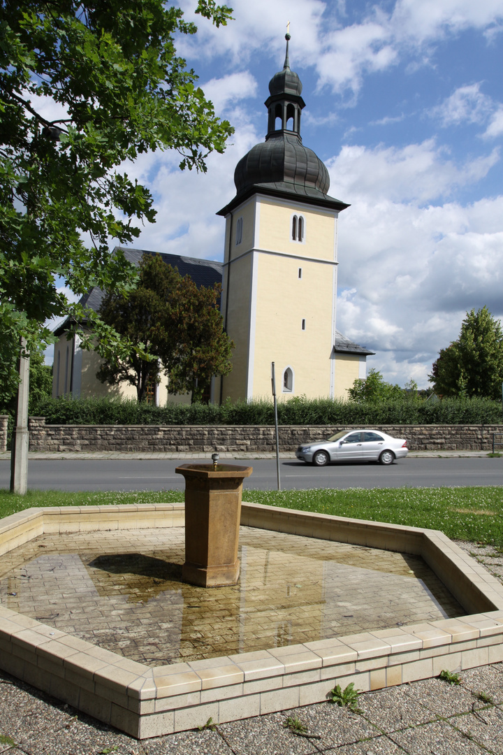 Der einstige FDJ-Brunnen an der Jüdeweiner Kirche in Pößneck