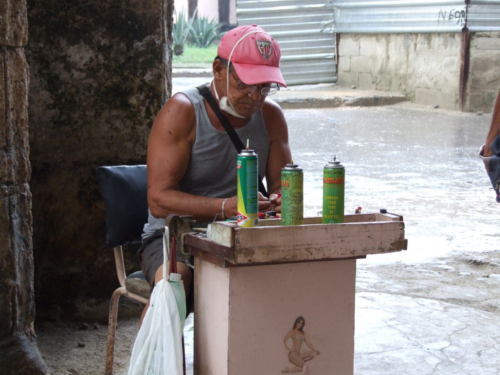 Der "Einweg"-Feuerzeug Reparateur - Habana Vieja