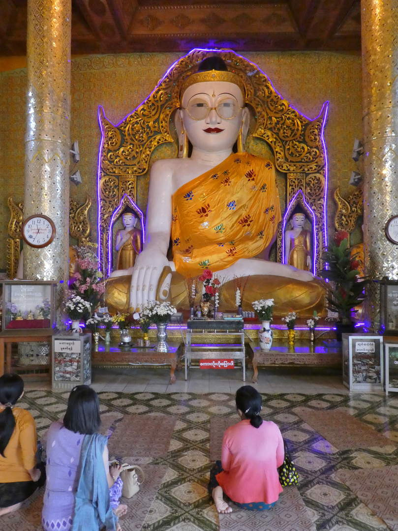 Der einzige Brillen Buddha in Myanmar