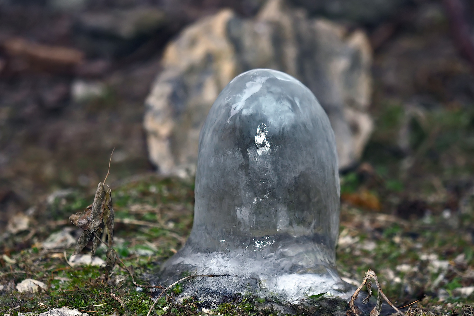 Der Eis-Stalagmit wächst dem Himmel entgegen! - Le stalagmite de glace monte direction ciel...