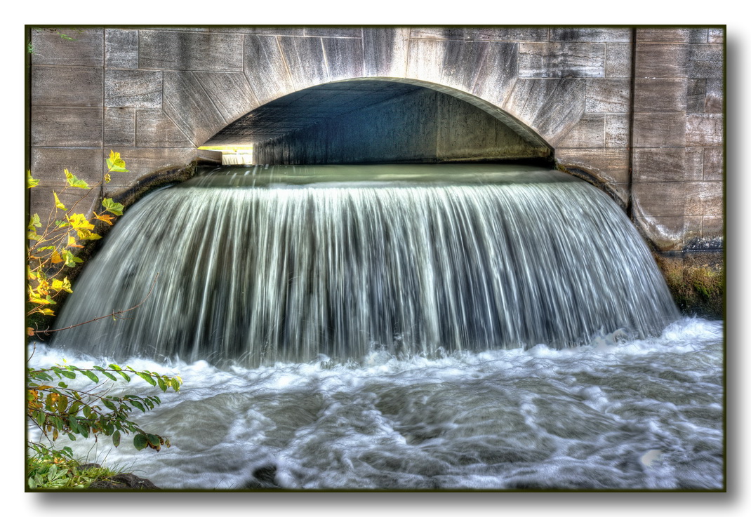 Der Eisbach in München im HDR Effekt