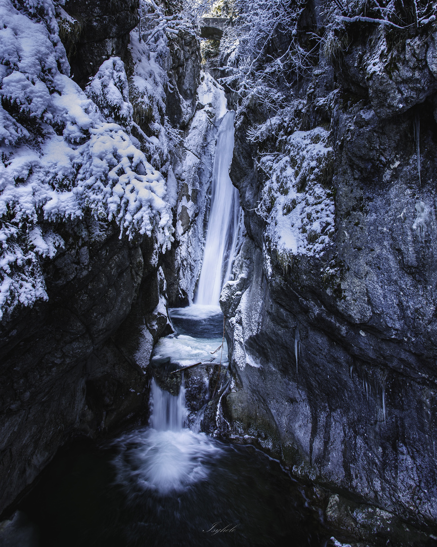 Der eisige Tatzelwurm-Wasserfall