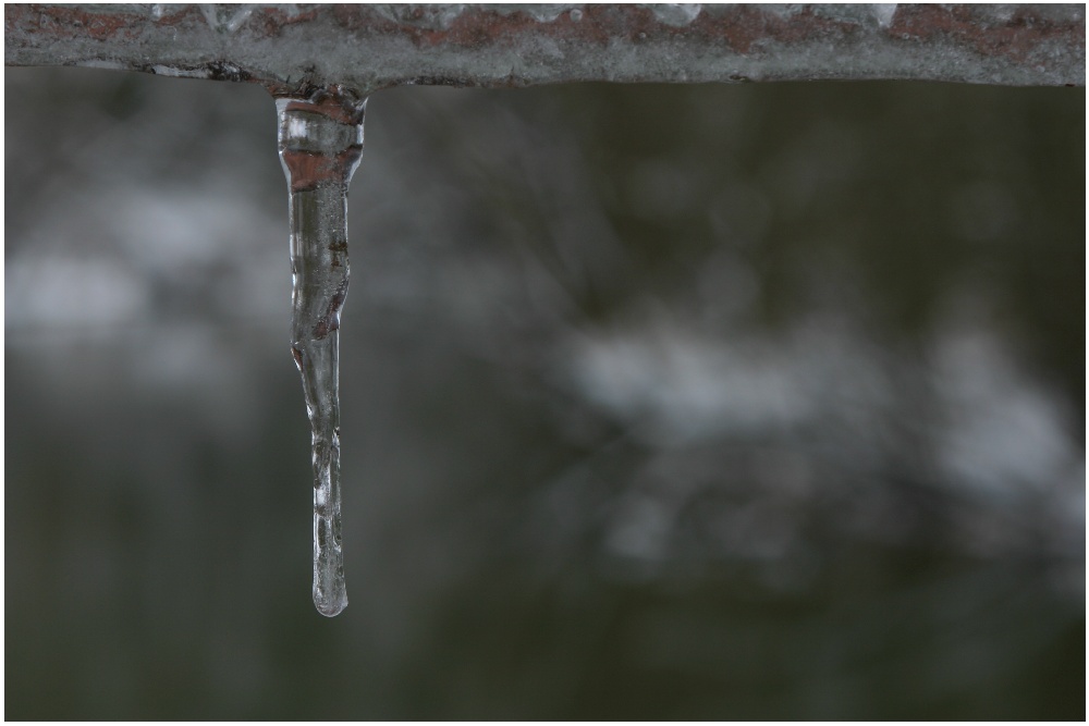 Der Eiszapfen am Brückengeländer