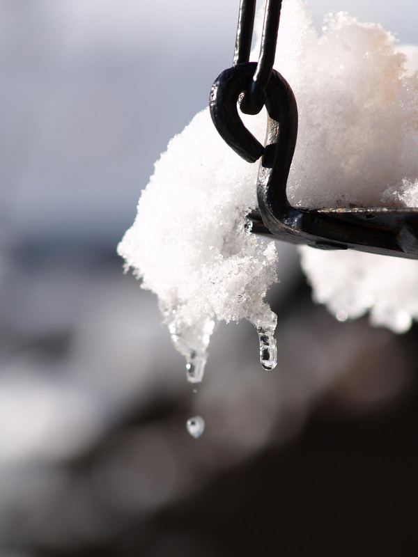 Der Eiszapfen tropft