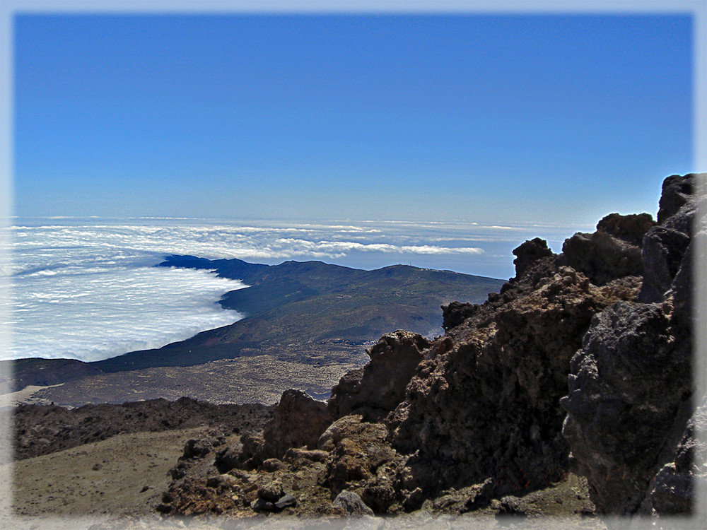 Der El Teide kuschelt sich in den Wolken.