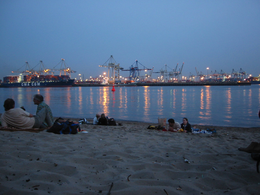 Der Elbstrand am Freitagabend