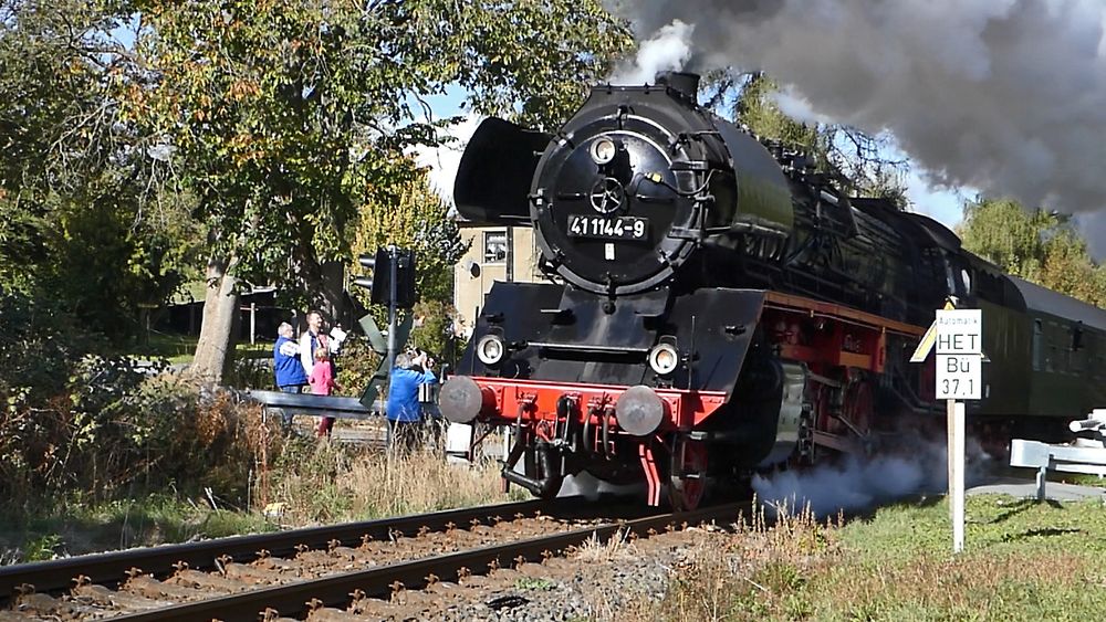 Der Elstertalexpress strebt  aufwärts