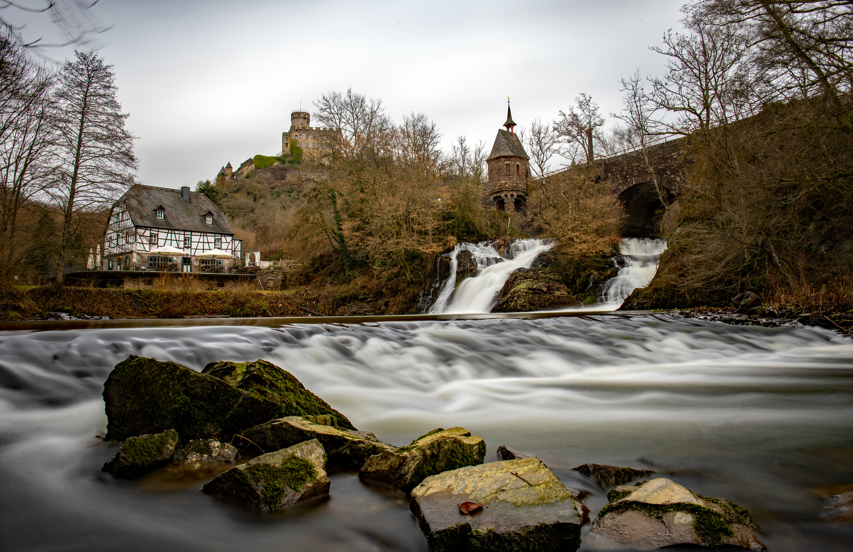 Der Elzbach-Wasserfall . . .