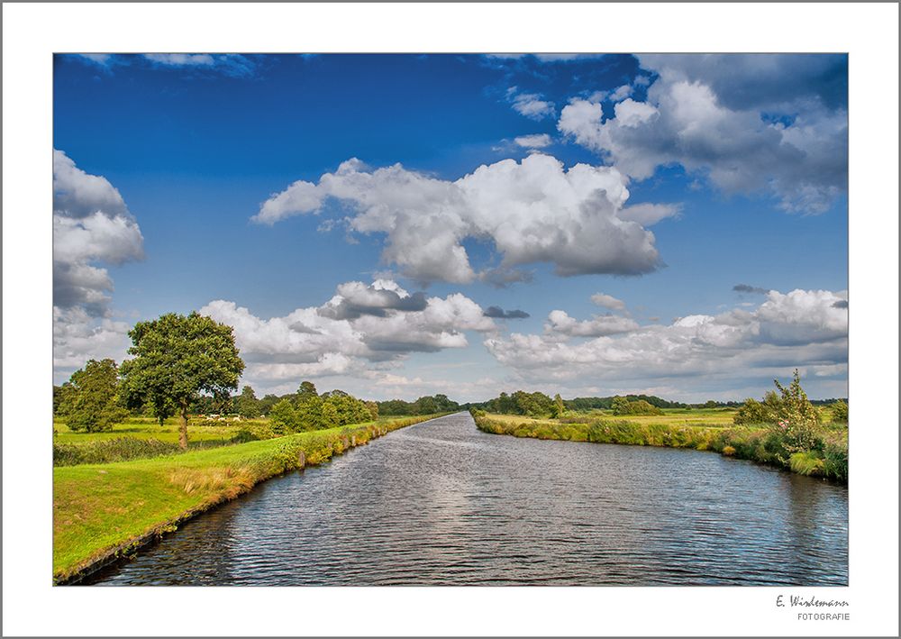 Der "Ems-Jade-Kanal" bei Reepsholt in Ostfriesland