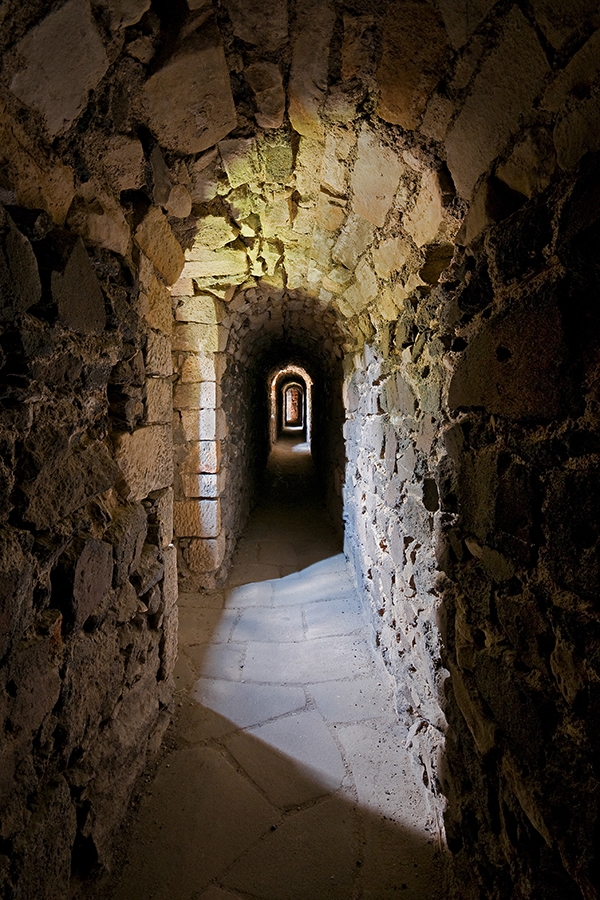 Der enge Durchgang auf der Burg Grodziec