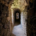 Der enge Durchgang auf der Burg Grodziec