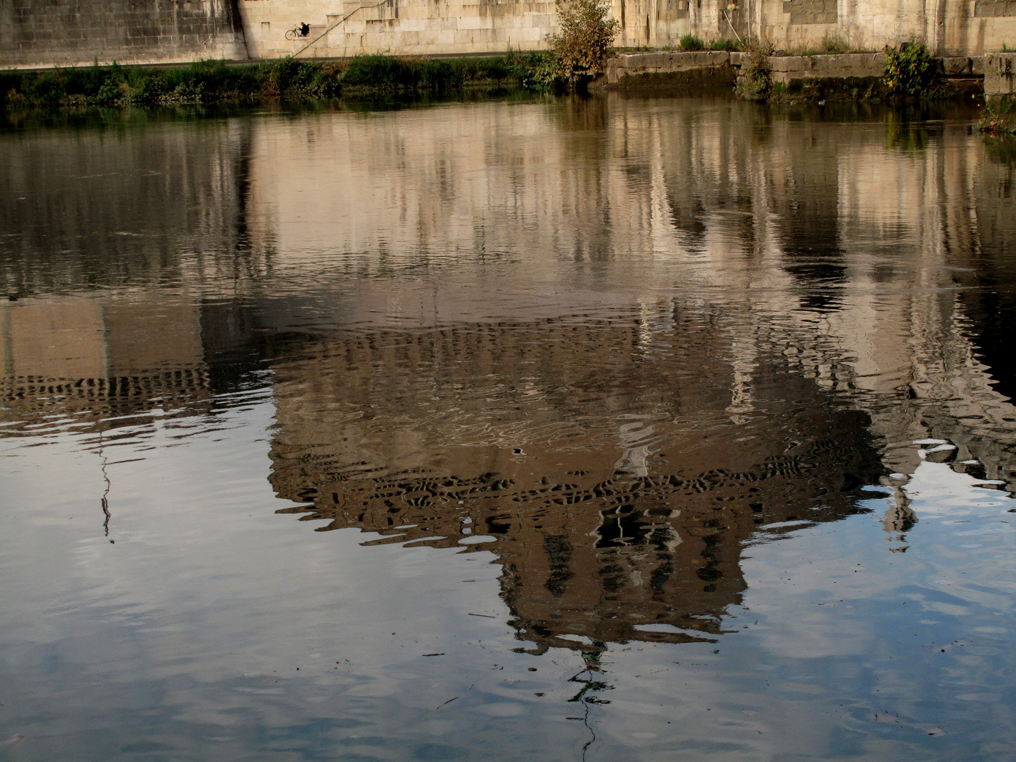 Der Engelsburg Spiegelung im Tiber