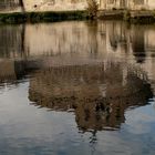 Der Engelsburg Spiegelung im Tiber