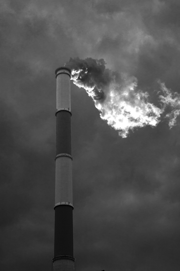 Der EON Schornstein in Chemnitz im Sonnenuntergang