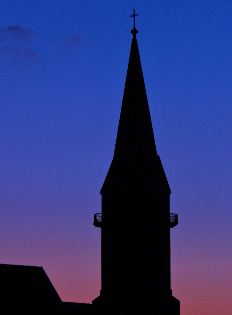 Der Erbendorfer Kirchturm in die morgentliche Himmelsfarbe getaucht