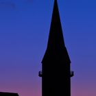 Der Erbendorfer Kirchturm in die morgentliche Himmelsfarbe getaucht
