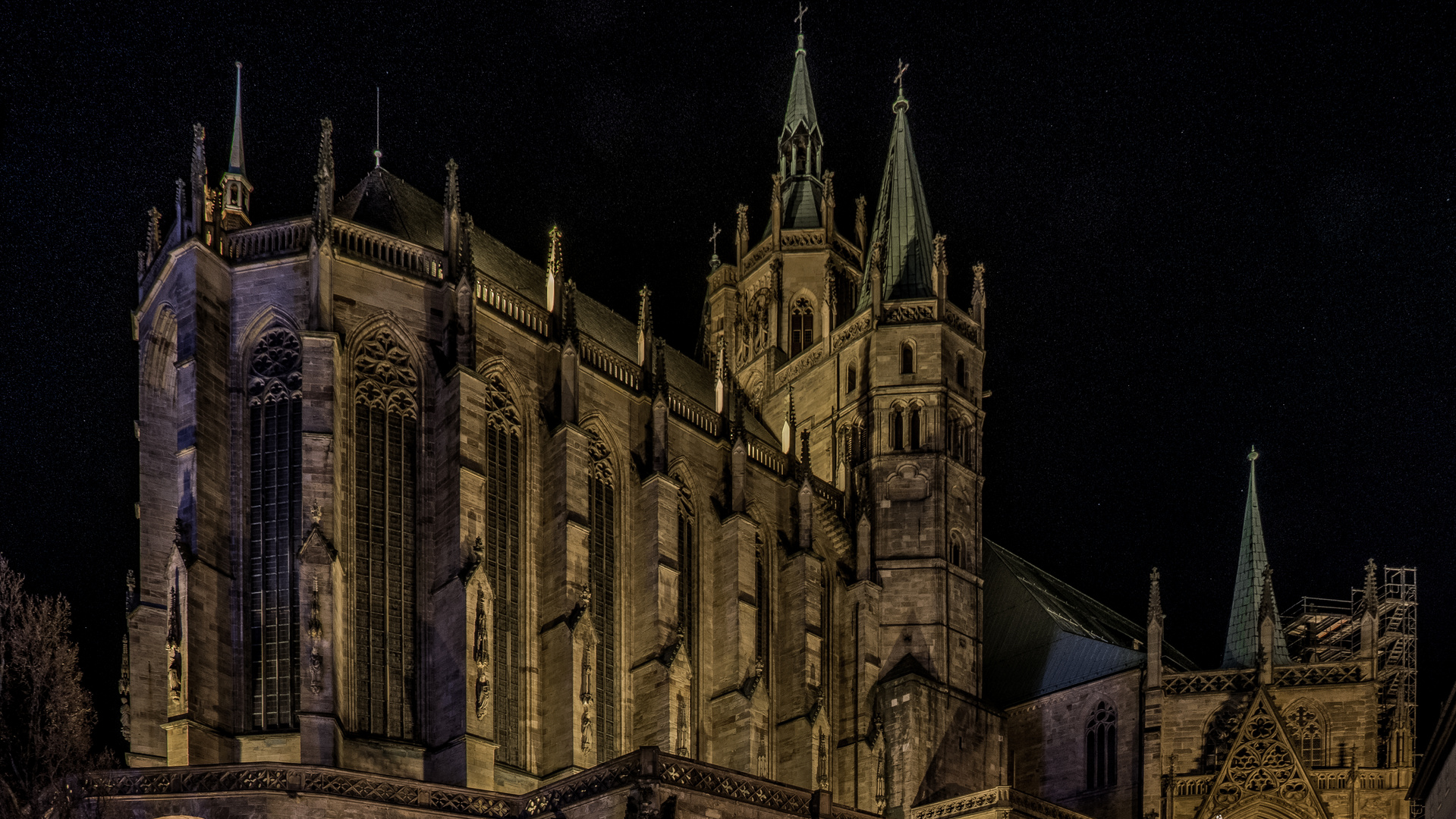 Der Erfurter Dom steht hoch oben majestätisch auf seinem Podest.