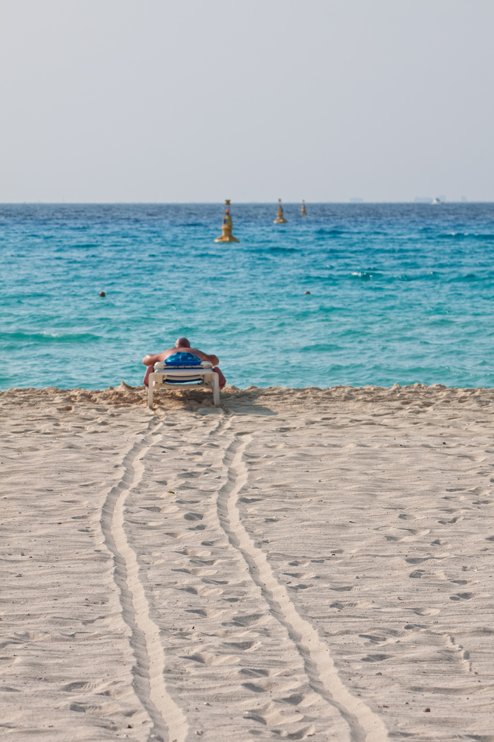 Der Erste am Strand