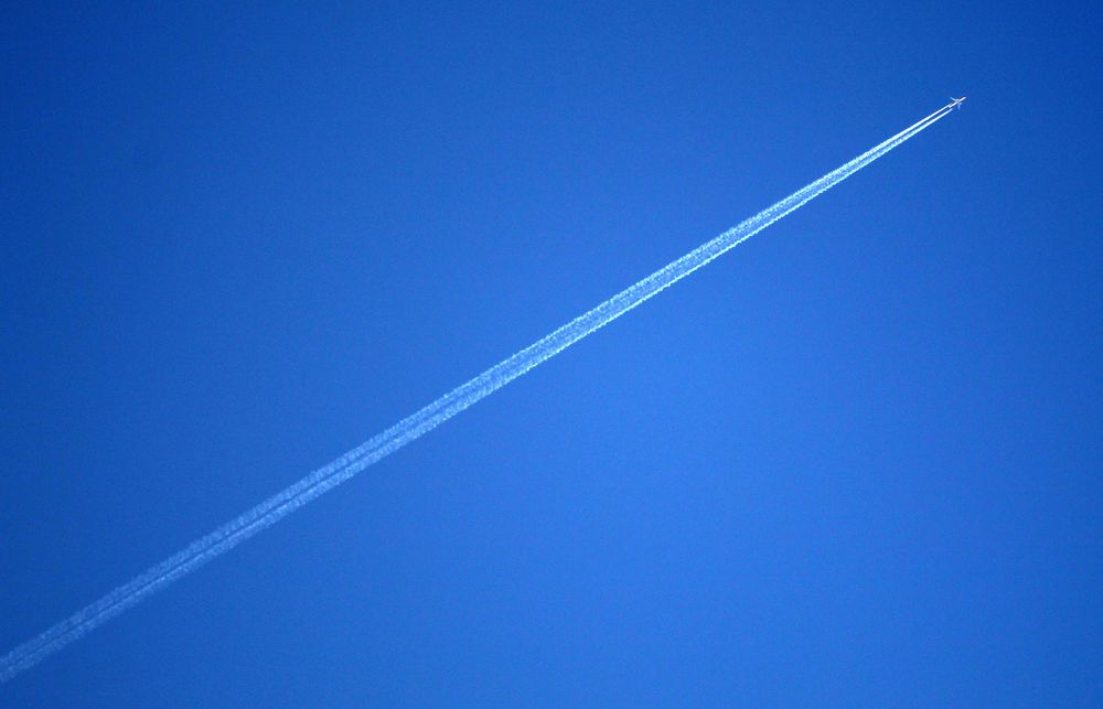 der erste Flieger seit langem wieder am Himmel