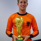 Der erste Holländer mit dem original WM-Pokal in den Händen