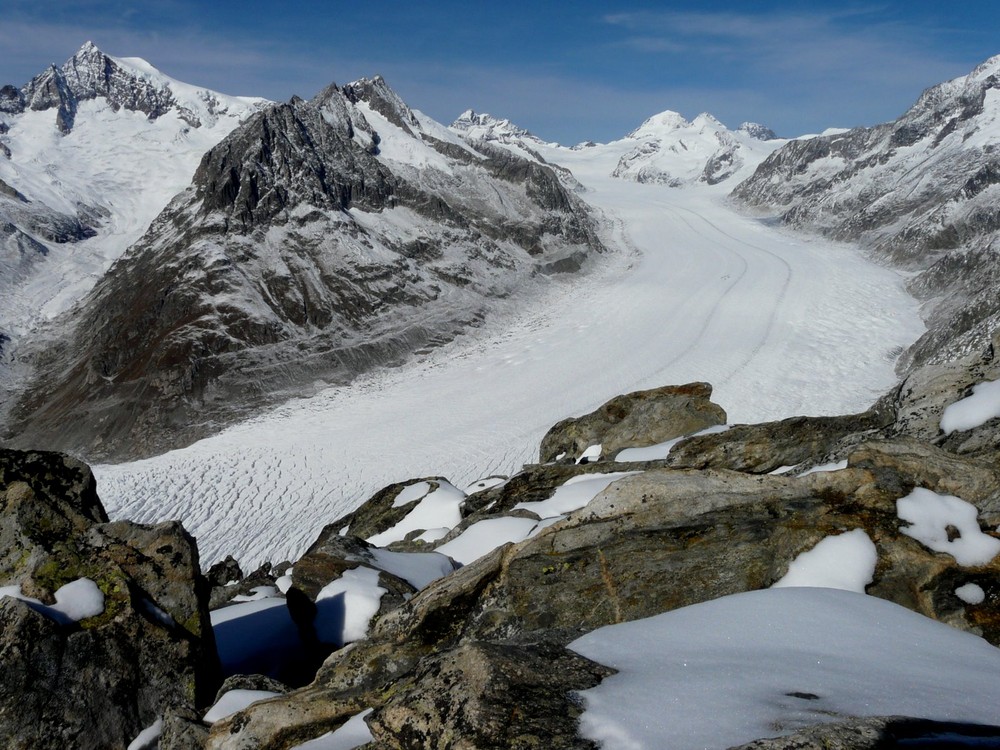 Der erste Neuschnee verzaubert den Aletschgletscher in eine weisse Autobahn.