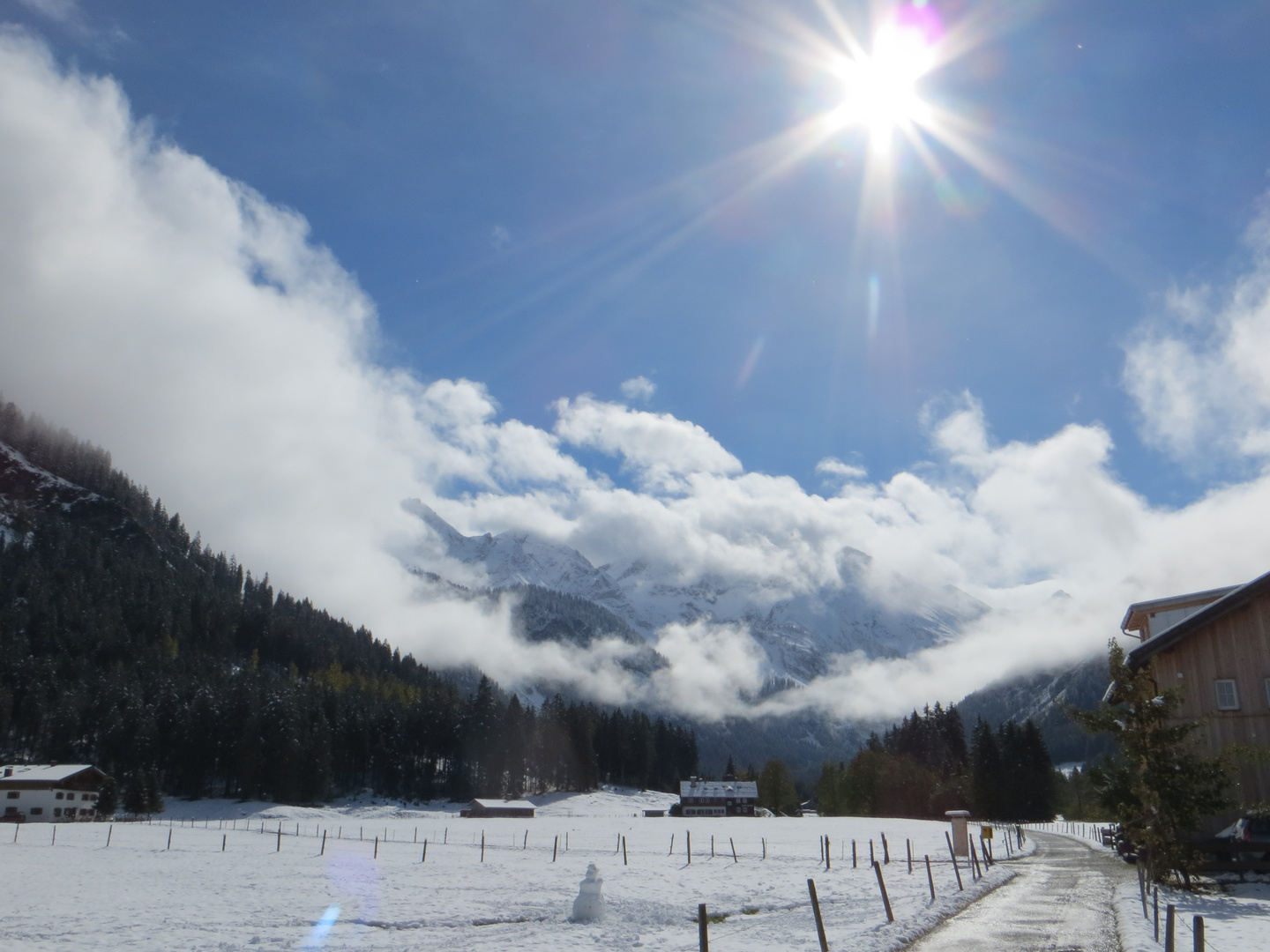 Der erste Schnee, aber noch siegt die Sonne