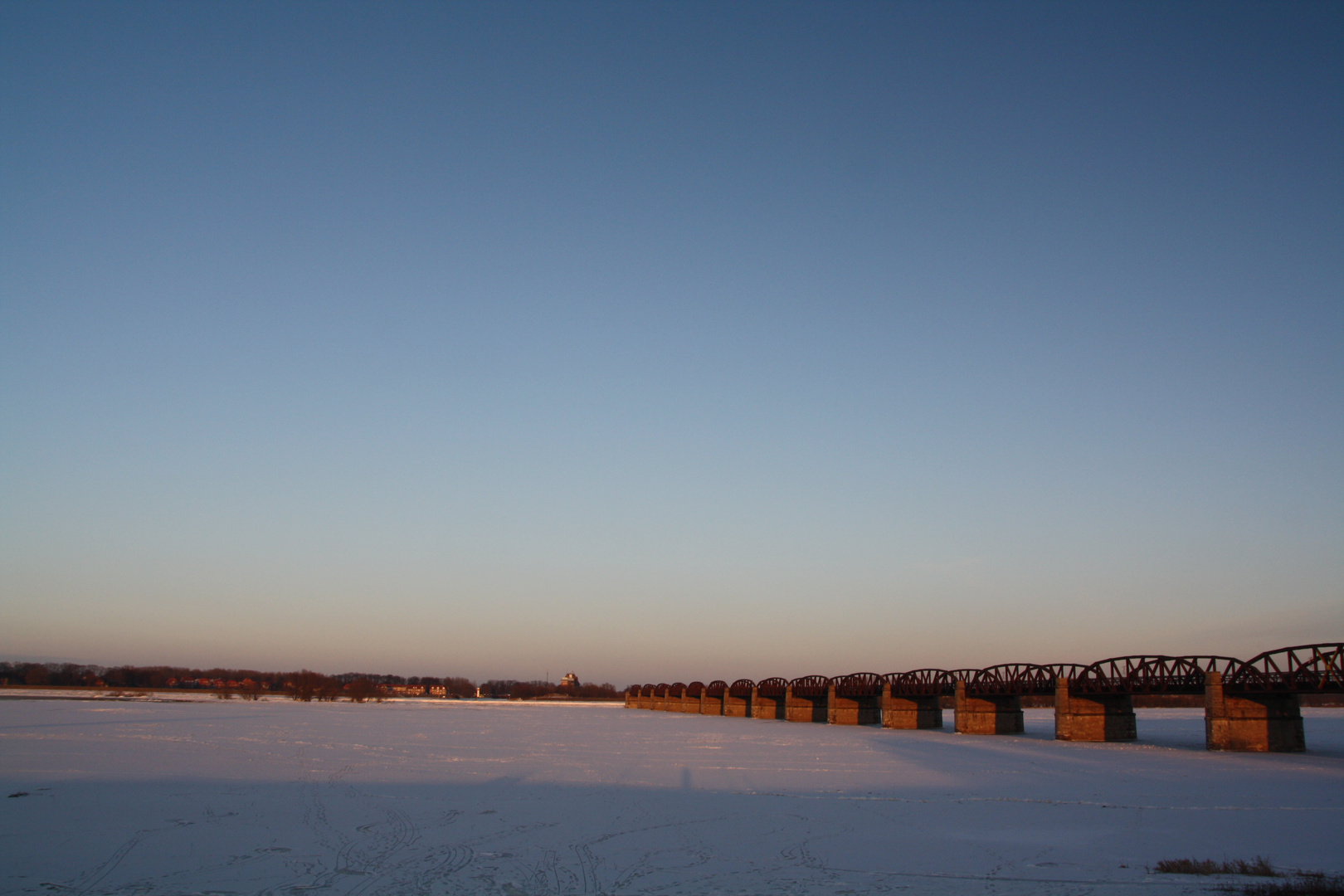 der erste Schnee an der Elbe