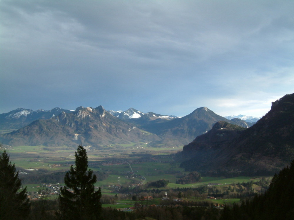 Der erste Schnee auf den Bergen des bayr. Inntals