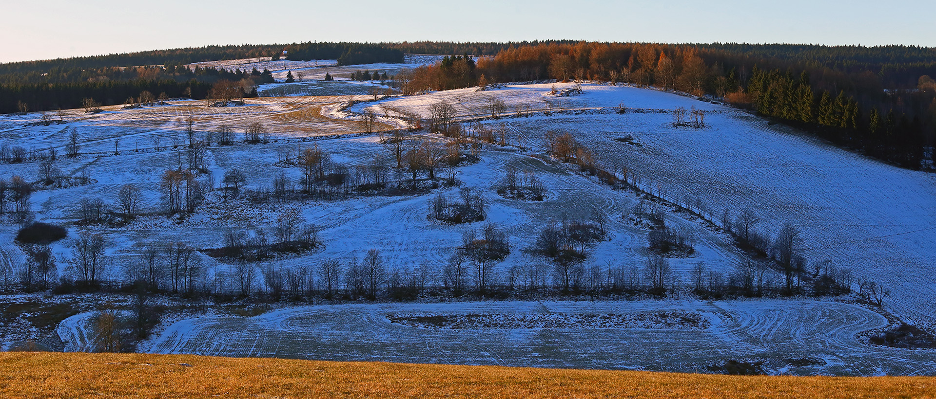 Der erste Schnee ganz oben im Osterzgebirge bei strahlender Sonne