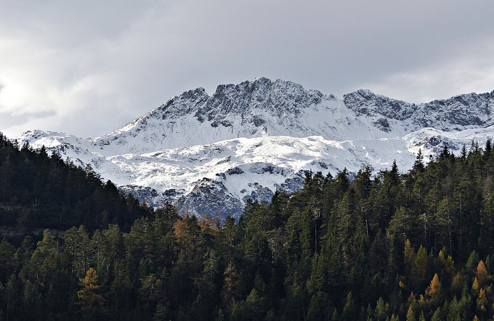 Der erste Schnee im Gebirge