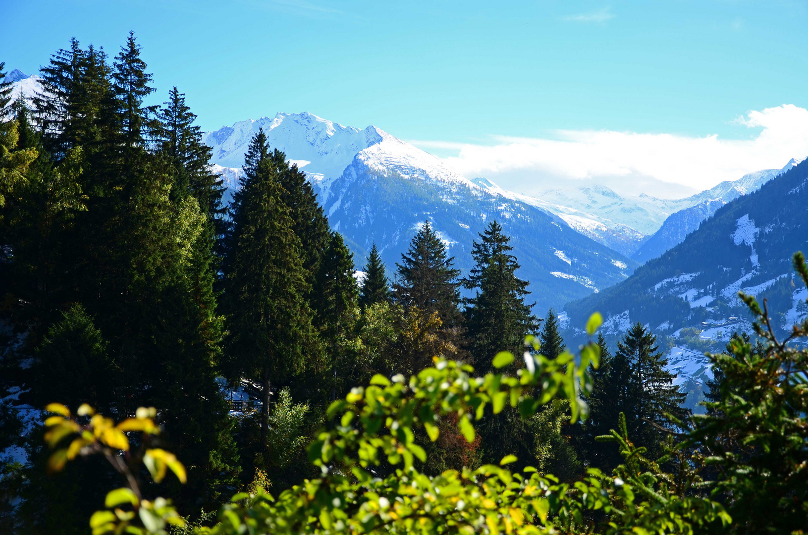 Der erste Schnee in den Bergen