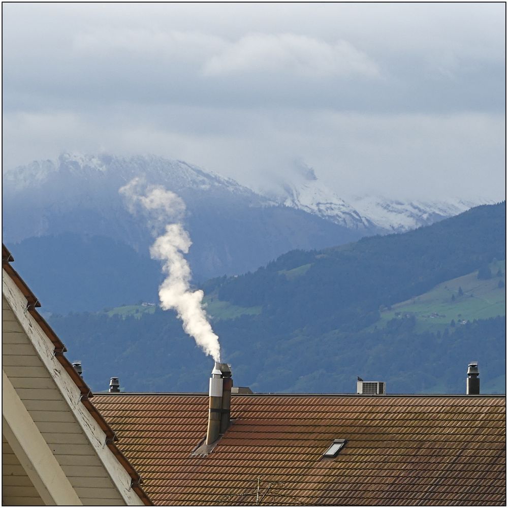 der erste Schnee in den Hügeln