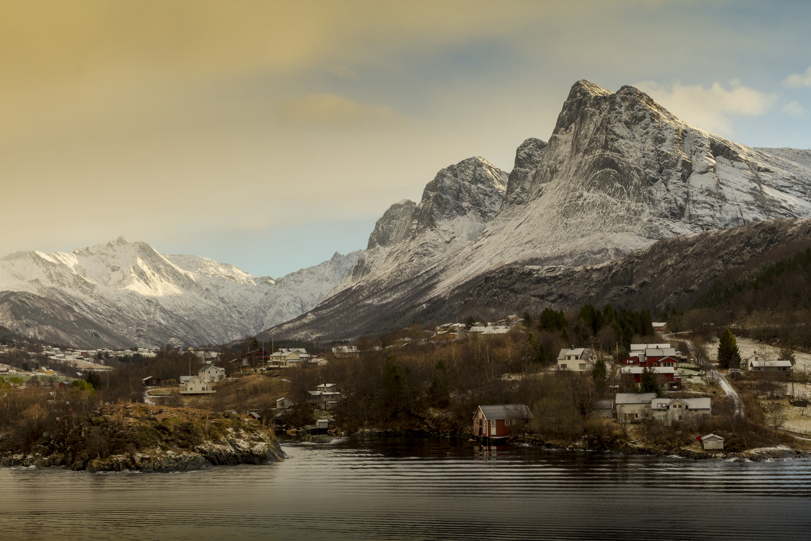 ...der erste Schnee in Ørnes vom Hurtigrutenschiff Ms Midnatsol aus gesehen.