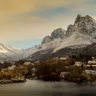 ...der erste Schnee in Ørnes vom Hurtigrutenschiff Ms Midnatsol aus gesehen.