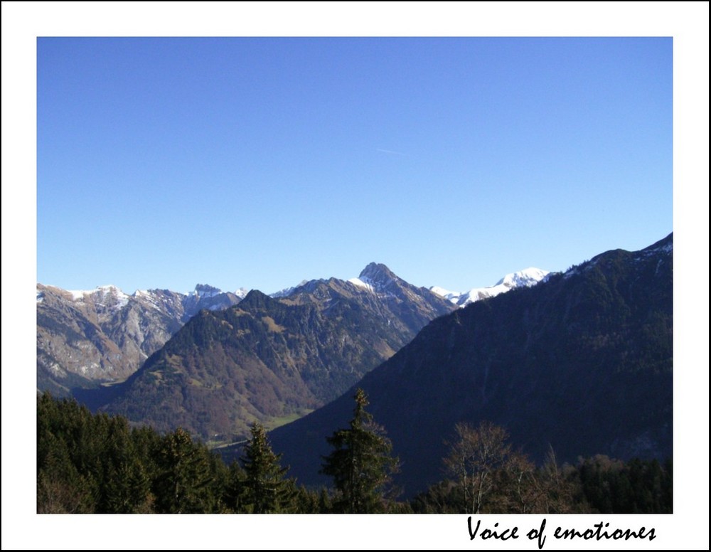 Der erste Schnee mit blauem Himmel