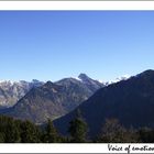 Der erste Schnee mit blauem Himmel