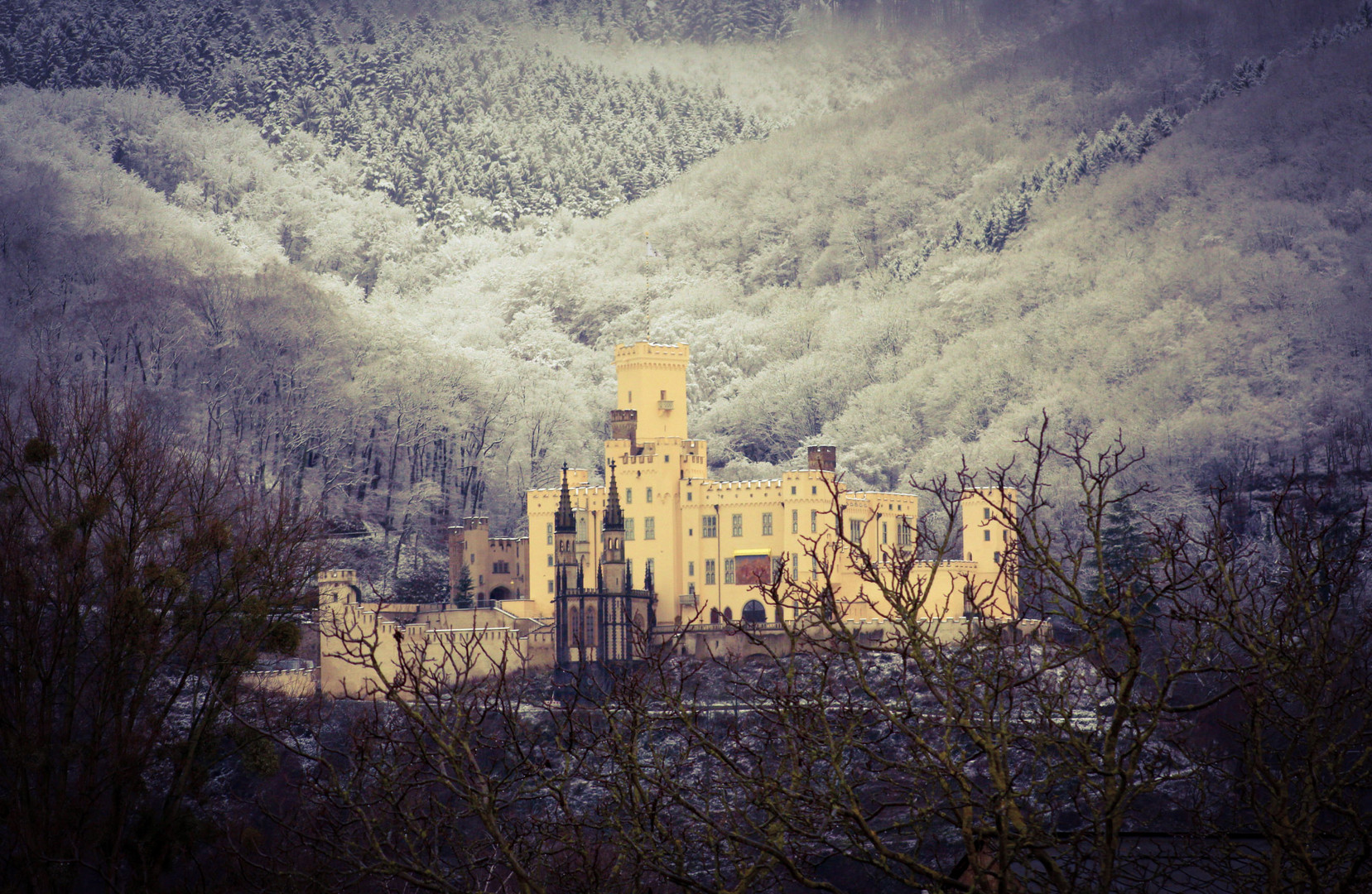 Der erste Schnee über Schloß Stolzenfels