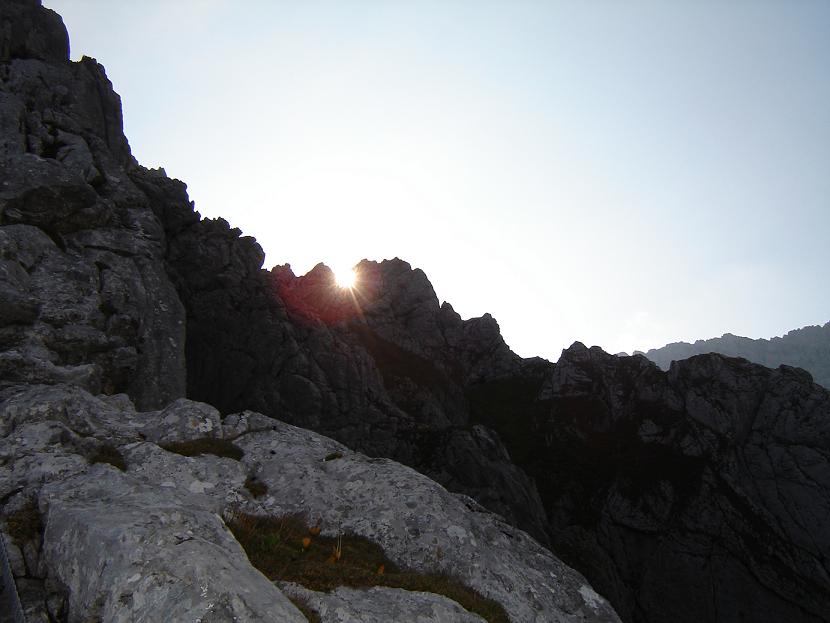Der erste Sonnenstrahl auf dem Klettersteig "Tajakante"