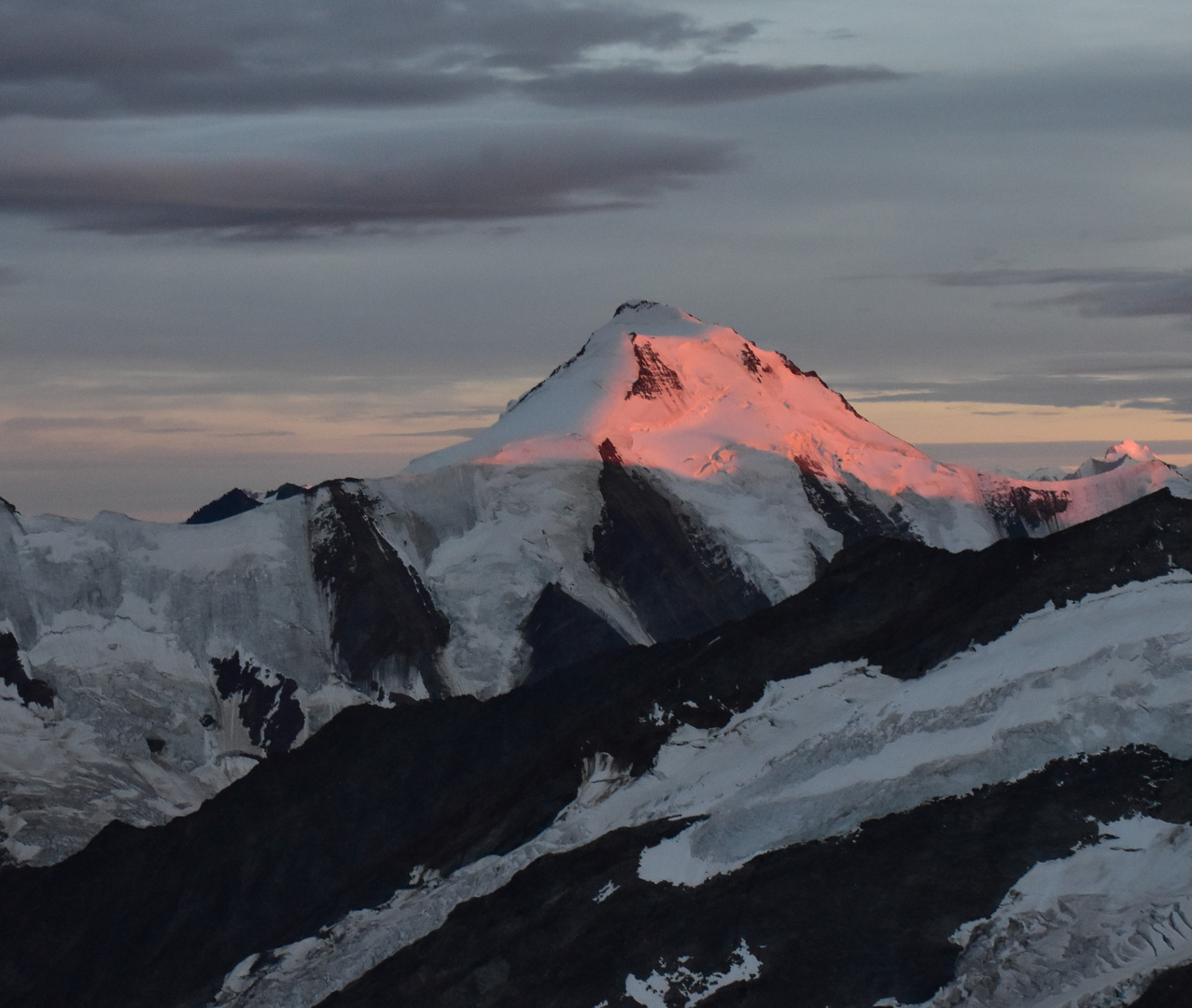 Der erste Sonnenstrahl über dem Eiger