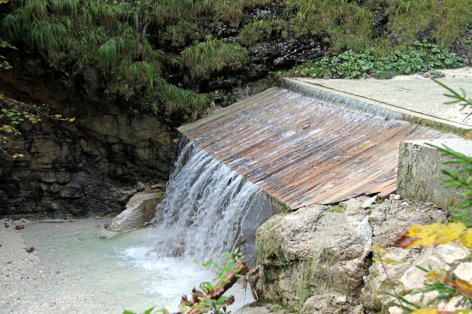 Der erste Wasserfall beim Aufstieg zur Almbachklamm im Berchtesgadener Land