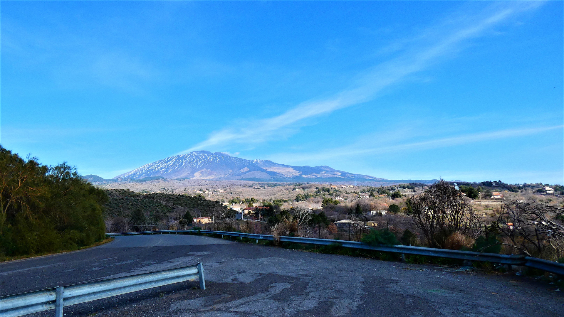 der Etna ( Ätna ) und seine westliche Flanke aus ca. 15 km Entfernung
