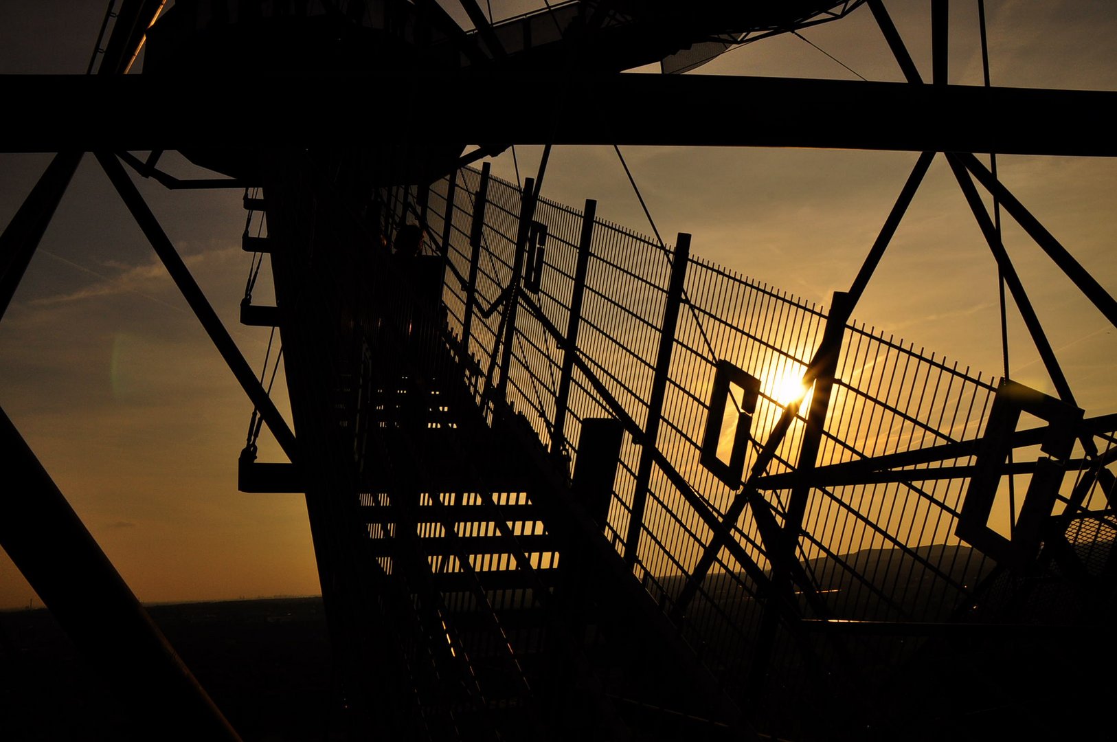 der etwas andere Sonnenuntergang auf den Stufen zum Himmel ( Tetraeder Bottrop)