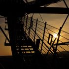 der etwas andere Sonnenuntergang auf den Stufen zum Himmel ( Tetraeder Bottrop)