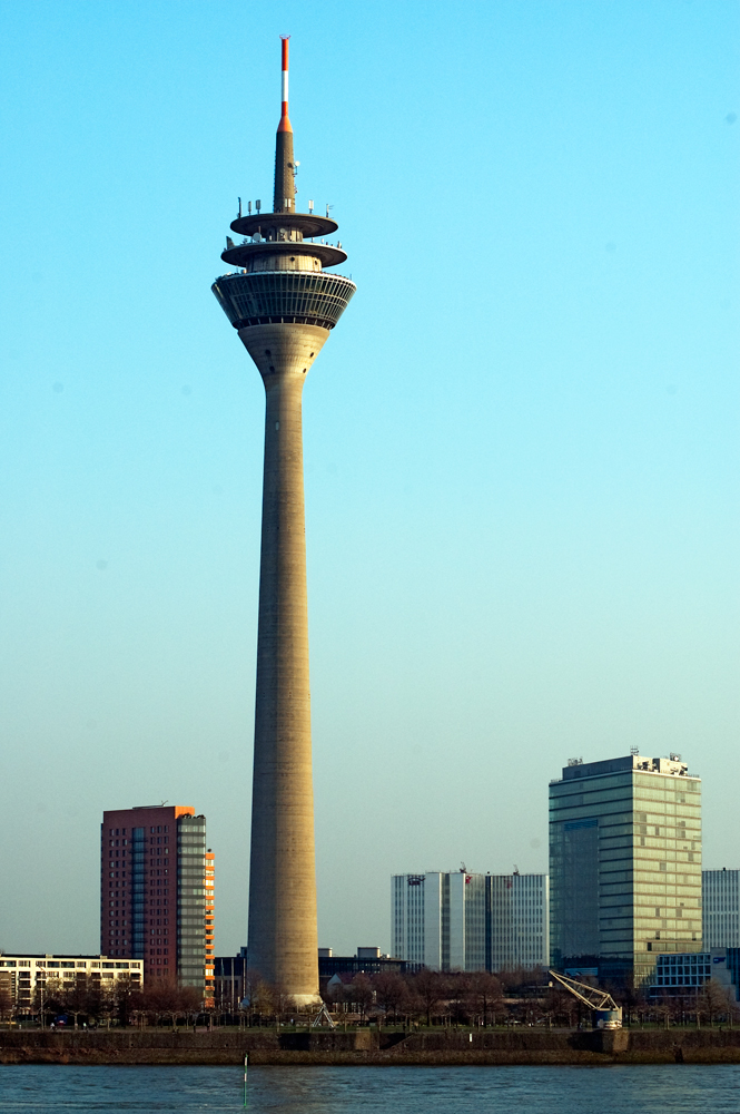 Der etwas schief geratene Fernsehturm und Stadttor im Abendlicht